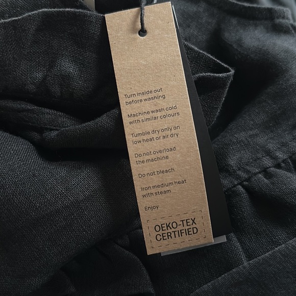 MAGIC LINEN | Black Dress - Picture 7 of 8